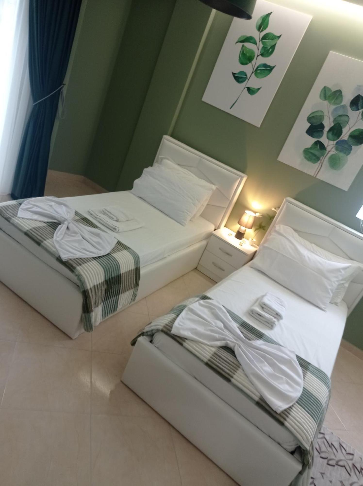 Ajilin Hotel Rooms Korce Bagian luar foto