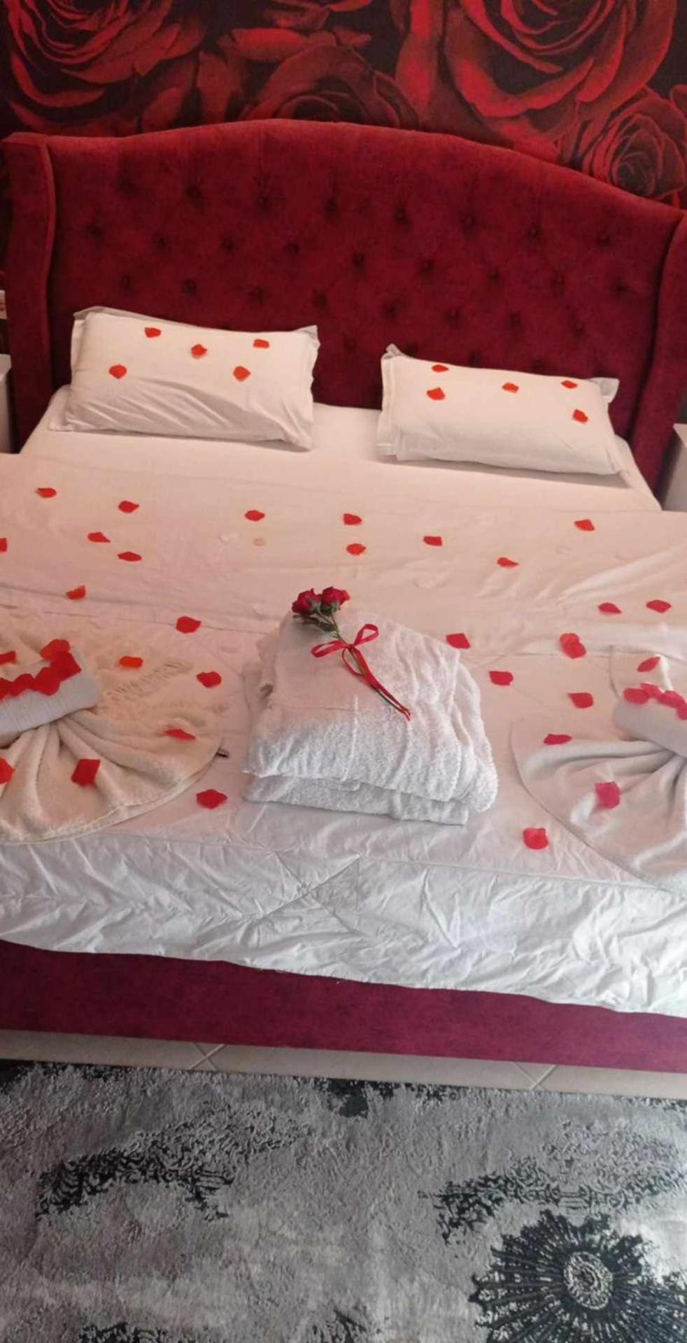 Ajilin Hotel Rooms Korce Bagian luar foto