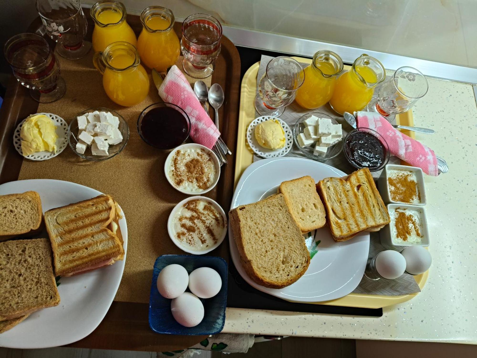 Ajilin Hotel Rooms Korce Bagian luar foto